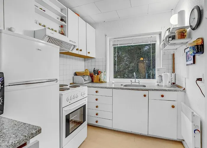 2 Bedroom Lovely In Holiday home